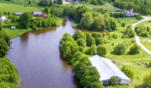 Vandens pakrantėje parduodamas 122a sklypas su 849 m2 ploto pastatu ir pakrantės mišku šalia Vilniaus